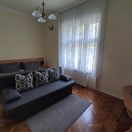 Varalja Vendeghaz Tata Buitenkant foto