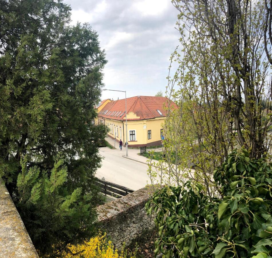 Varalja Vendeghaz Tata Buitenkant foto