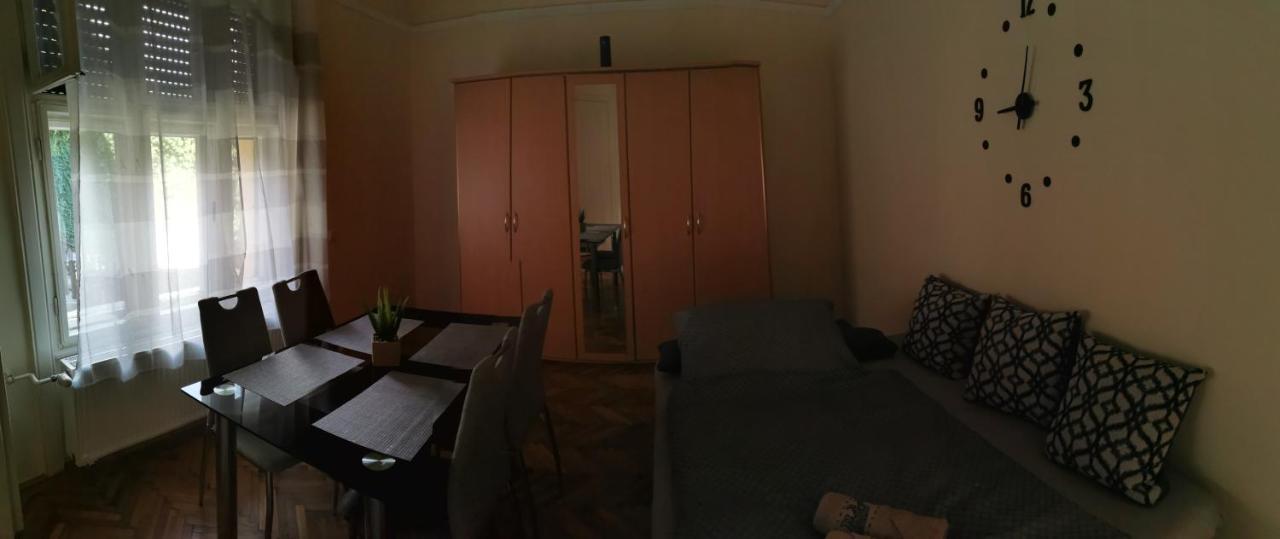 Varalja Vendeghaz Tata Buitenkant foto