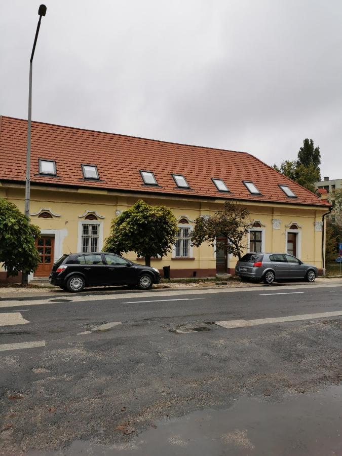 Varalja Vendeghaz Tata Buitenkant foto
