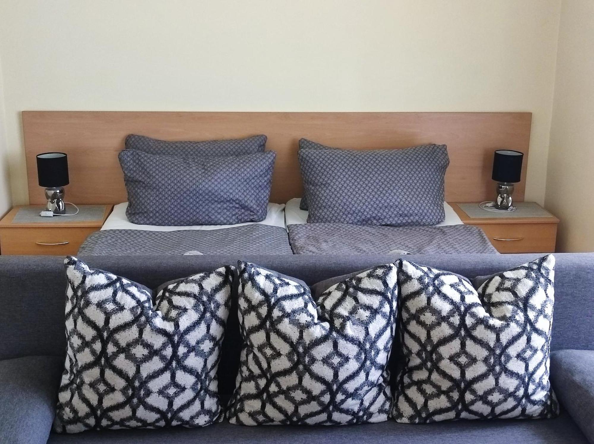Varalja Vendeghaz Tata Buitenkant foto