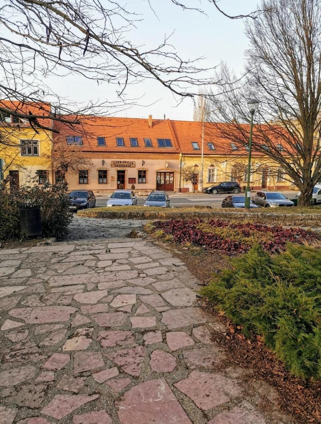 Varalja Vendeghaz Tata Buitenkant foto