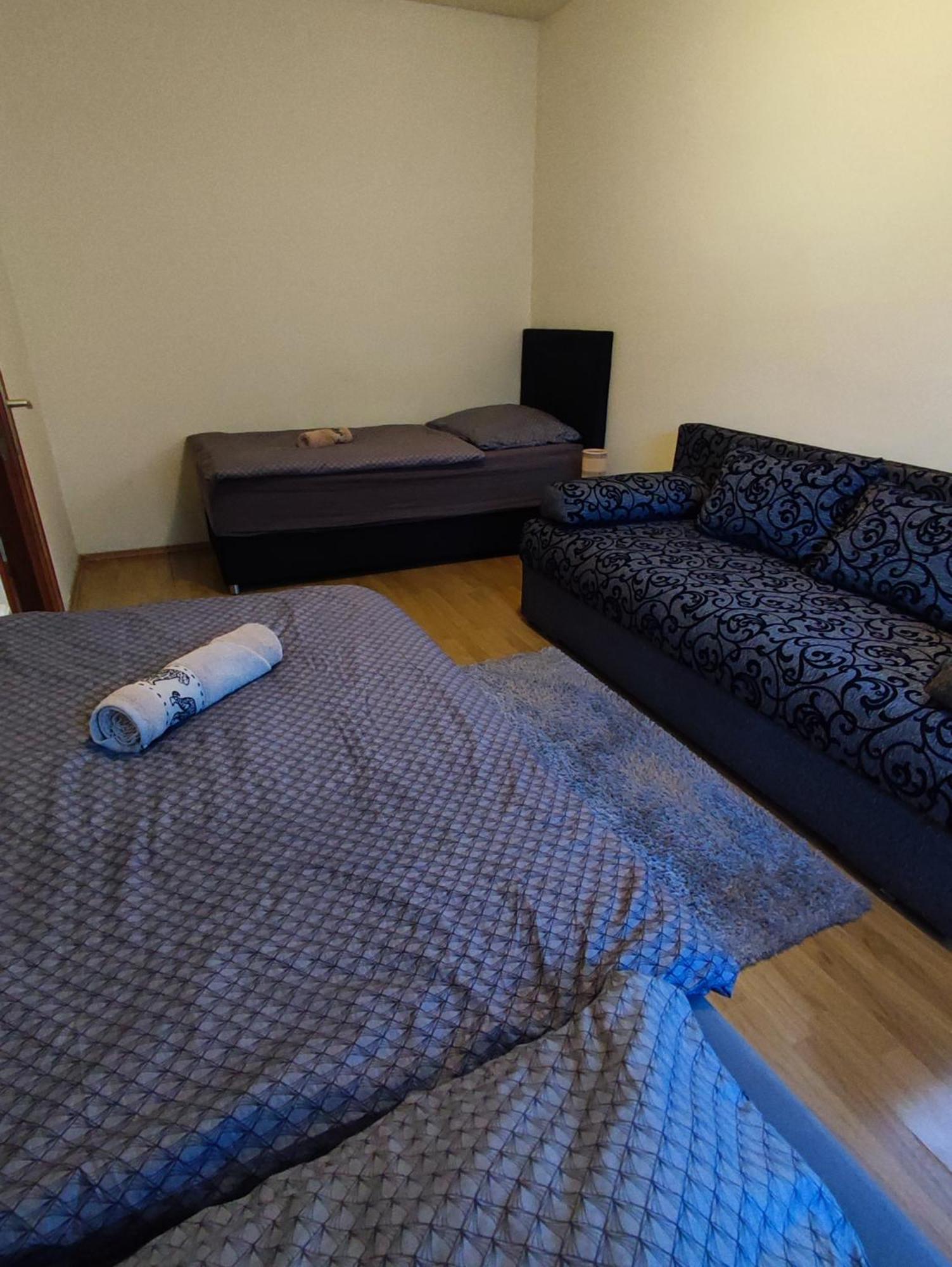 Varalja Vendeghaz Tata Buitenkant foto