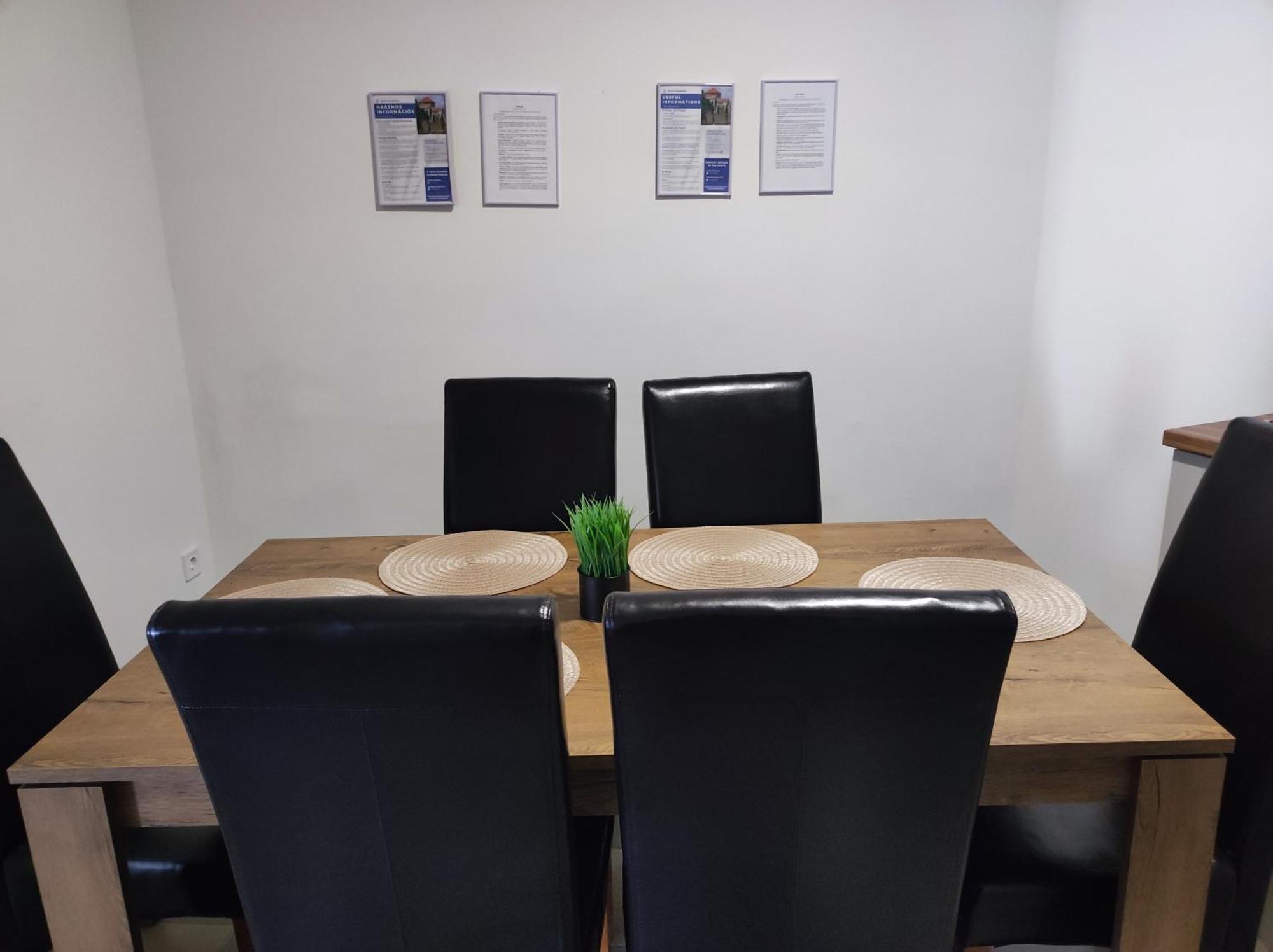 Varalja Vendeghaz Tata Buitenkant foto
