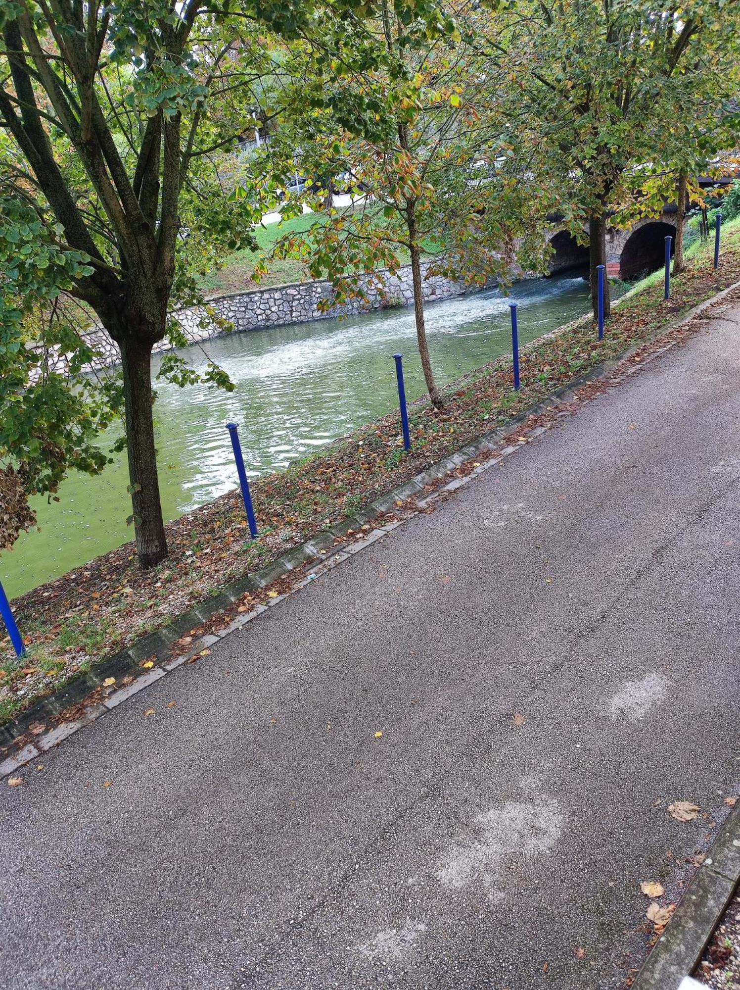 Varalja Vendeghaz Tata Buitenkant foto