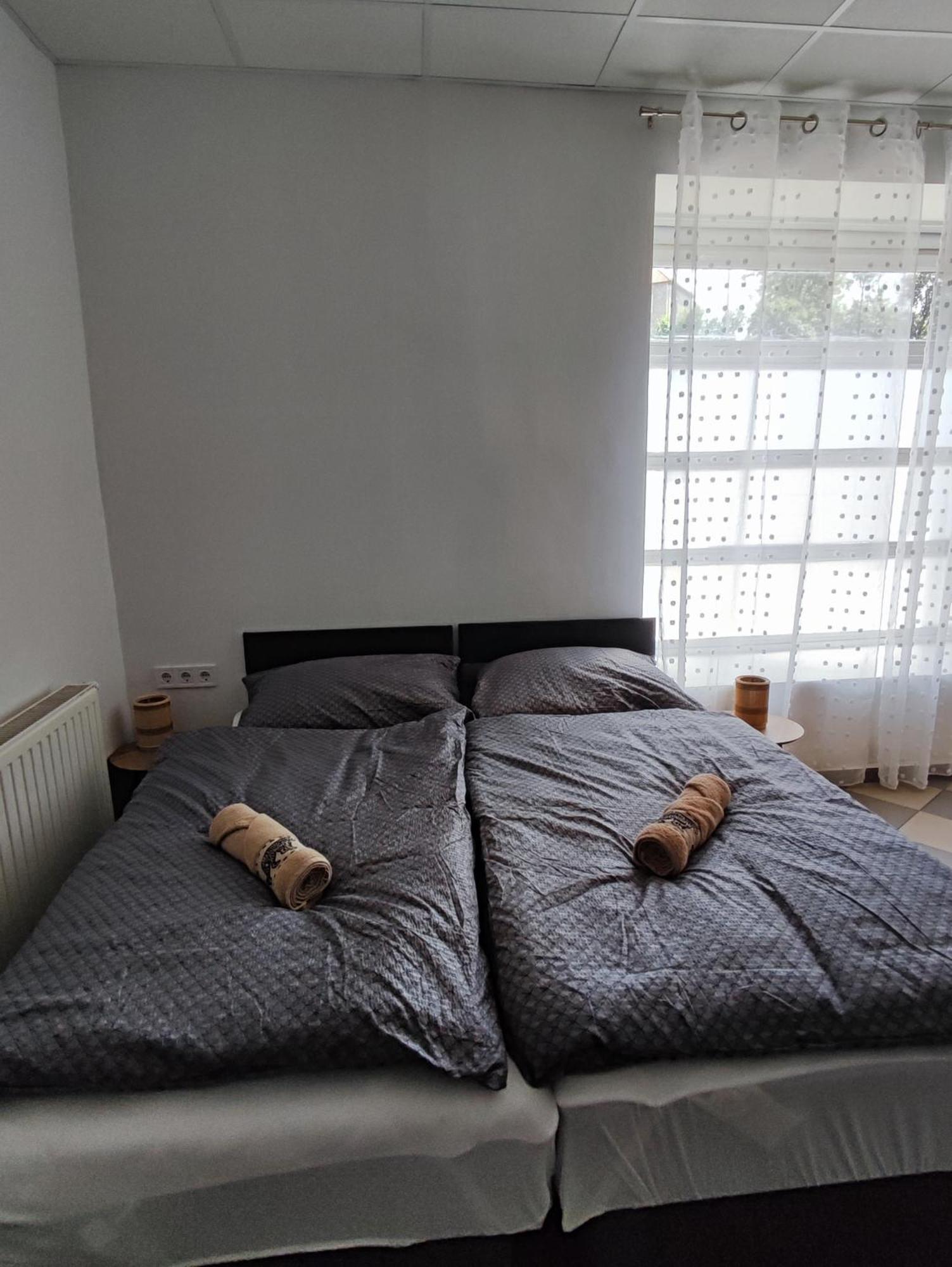 Varalja Vendeghaz Tata Buitenkant foto
