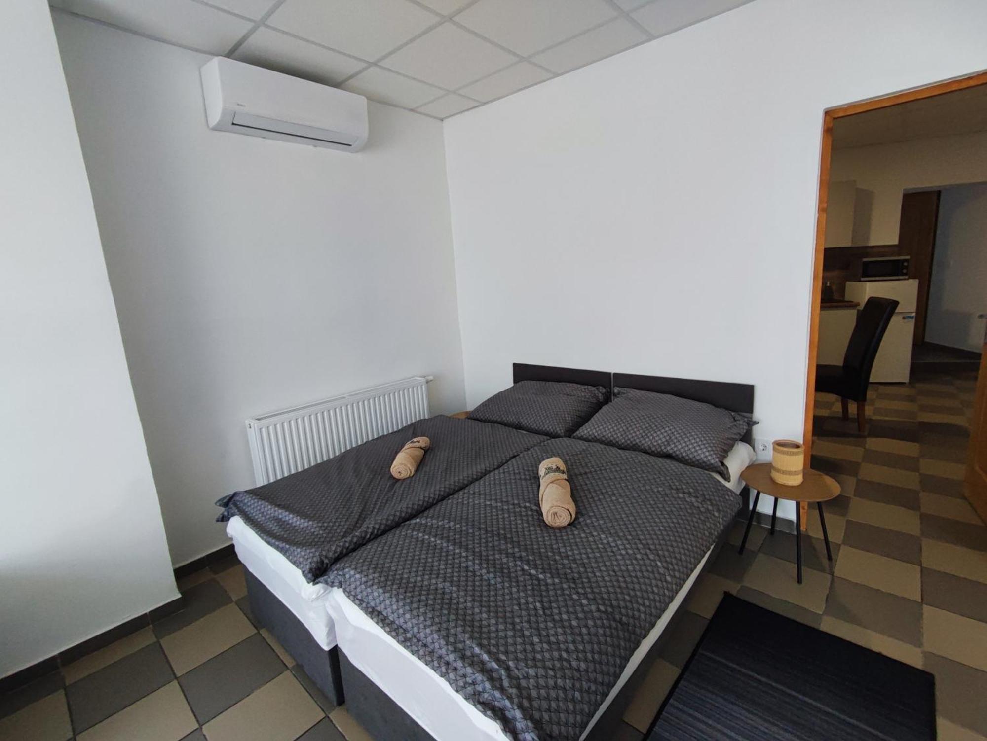 Varalja Vendeghaz Tata Kamer foto