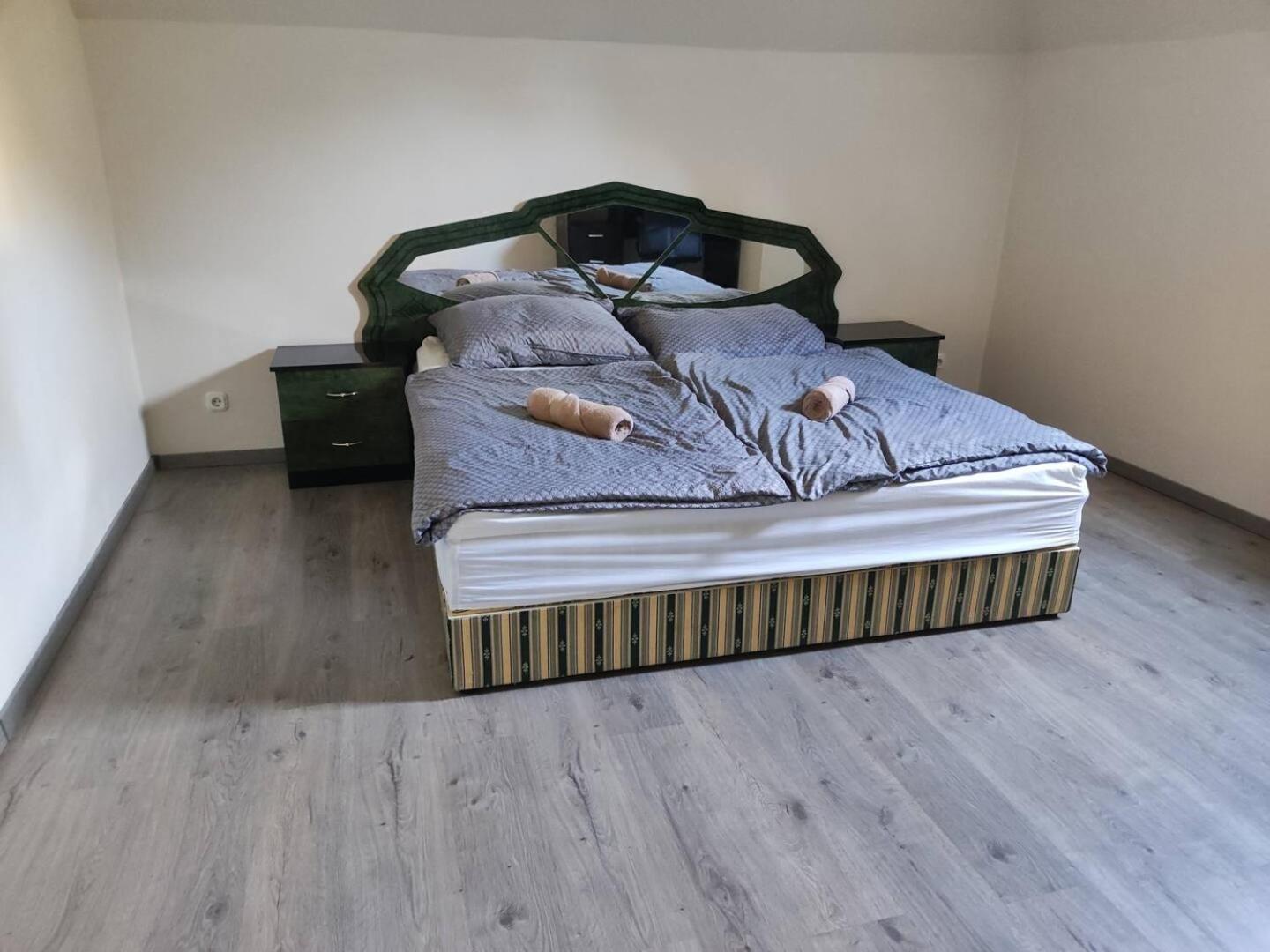 Varalja Vendeghaz Tata Buitenkant foto