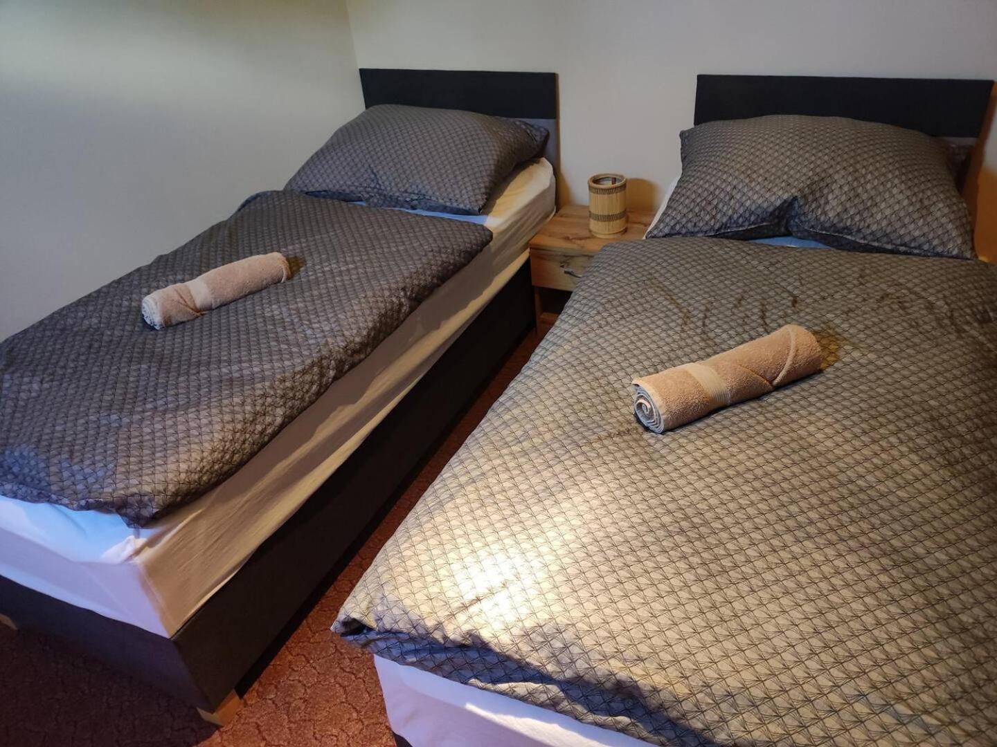Varalja Vendeghaz Tata Buitenkant foto