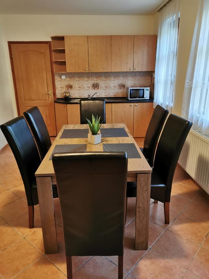 Varalja Vendeghaz Tata Buitenkant foto