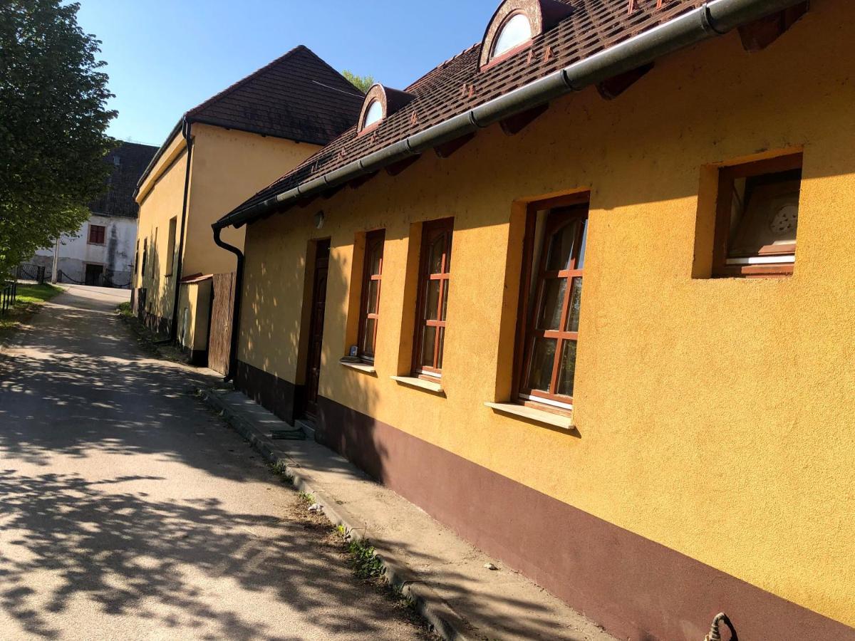 Varalja Vendeghaz Tata Buitenkant foto
