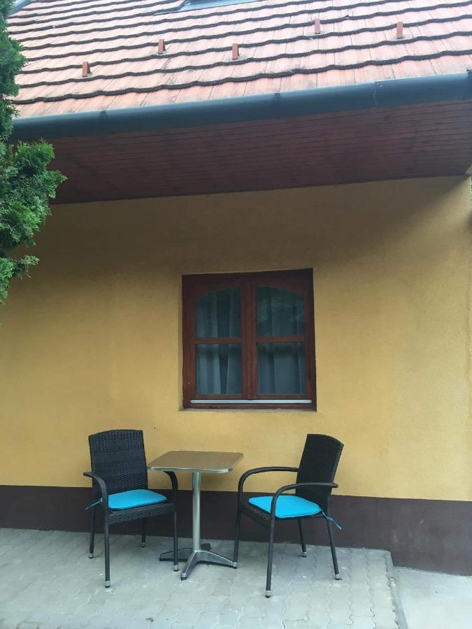 Varalja Vendeghaz Tata Buitenkant foto
