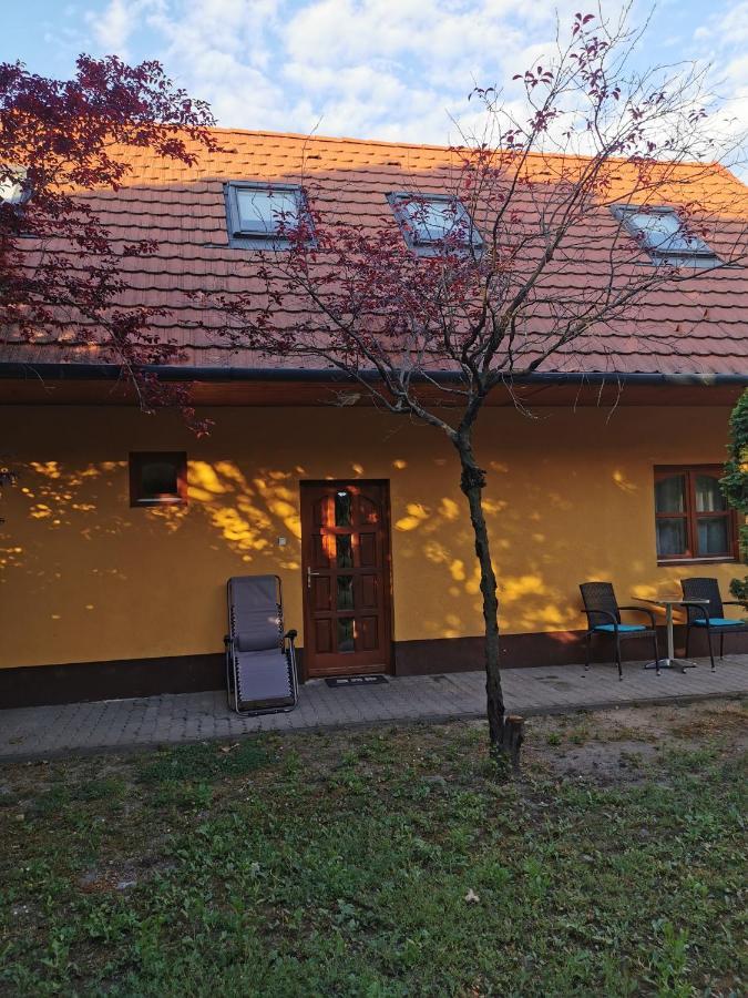 Varalja Vendeghaz Tata Buitenkant foto
